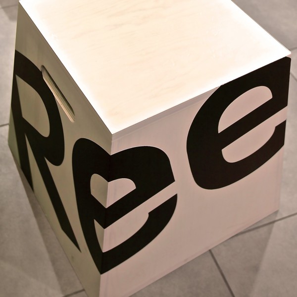 Drewniane meble/regały sklepowe – Reebok