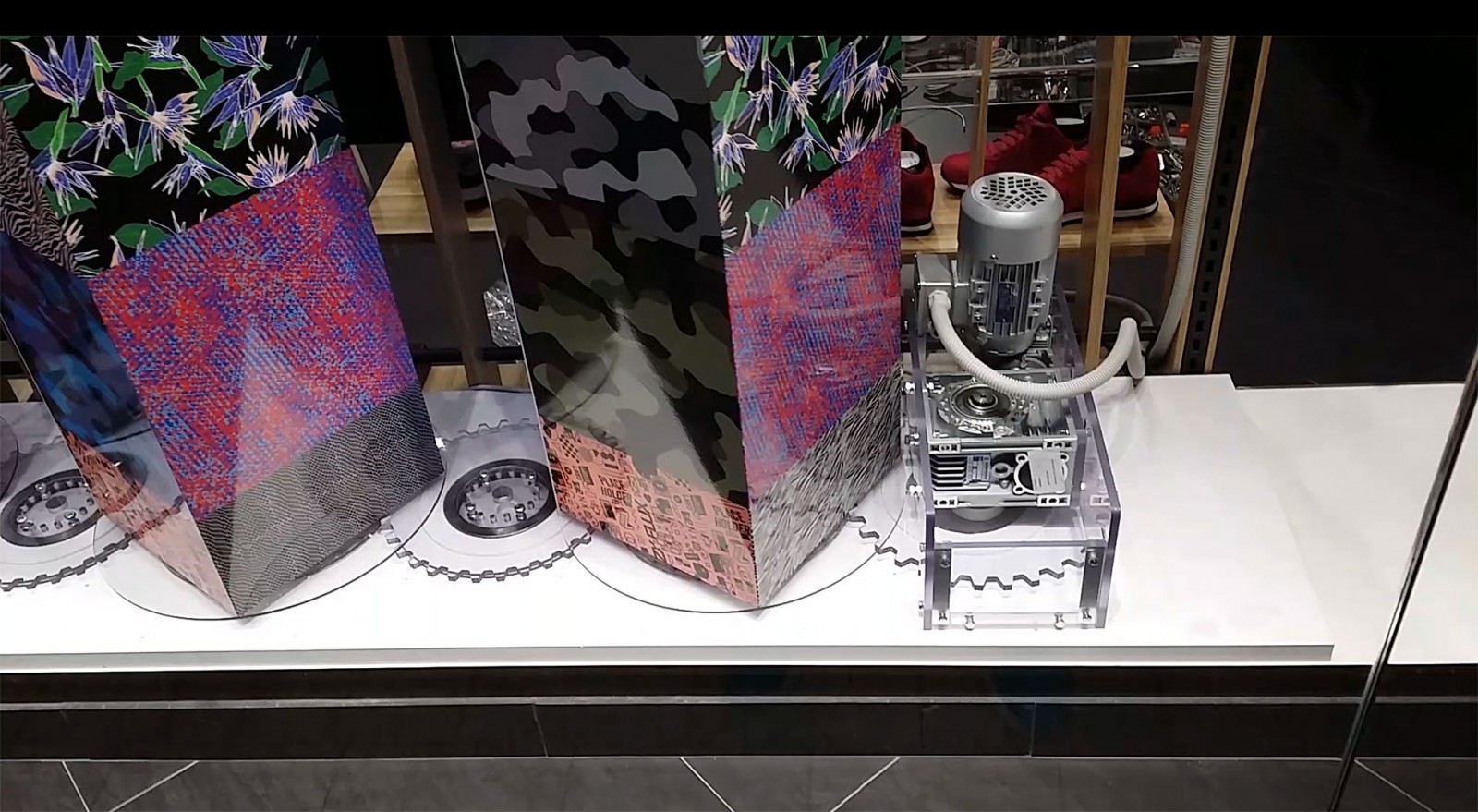 Ruchoma witryna sklepowa Adidas